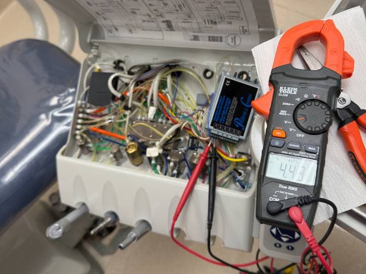 Chair junction box diagnosed with a clamp meter