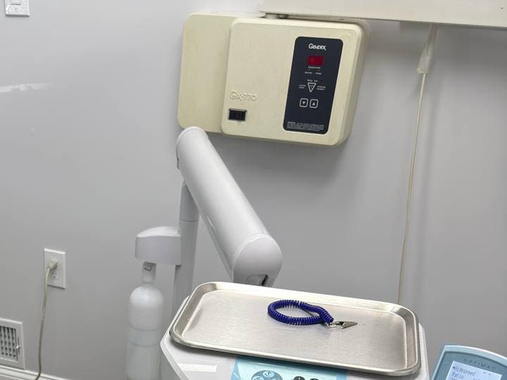 Wall-mounted intraoral x-ray unit